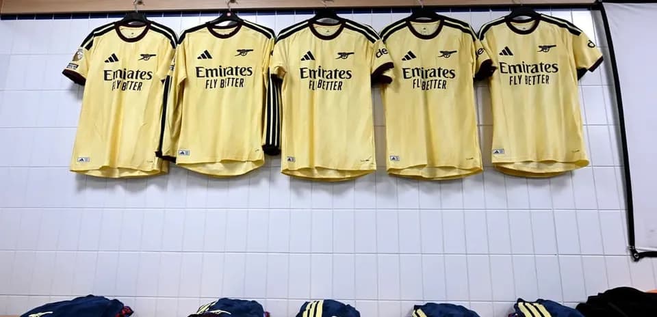 Camisetas de Arsenal colgadas en vestuario