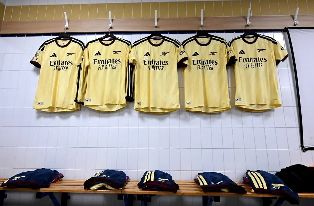 Camisetas de Arsenal colgadas en vestuario