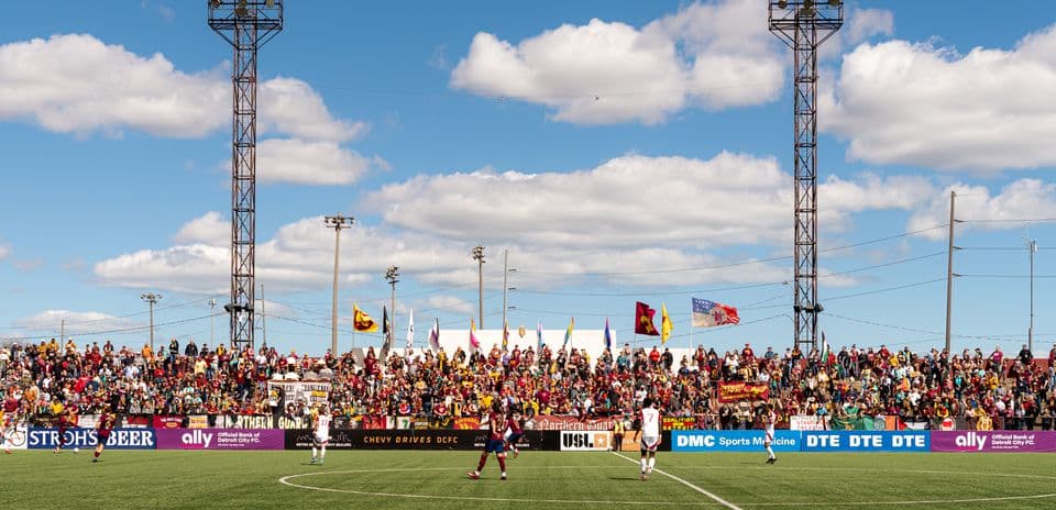 Aficionados animando en el partido de fútbol