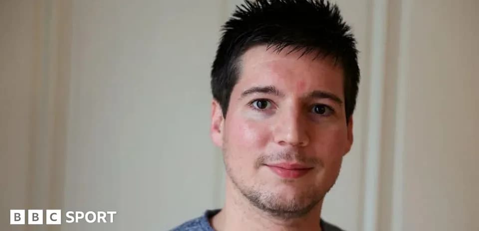 Hombre con cabello corto y oscuro en primer plano