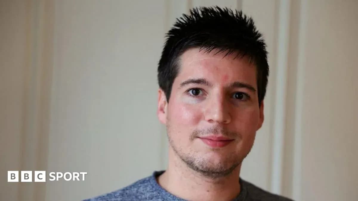 Hombre con cabello corto y oscuro en primer plano