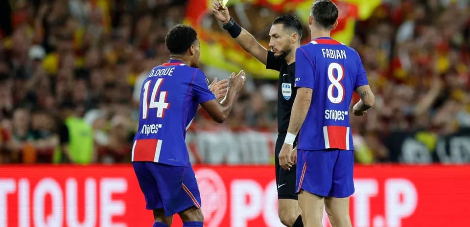 Jugador de fútbol recibe tarjeta amarilla del árbitro