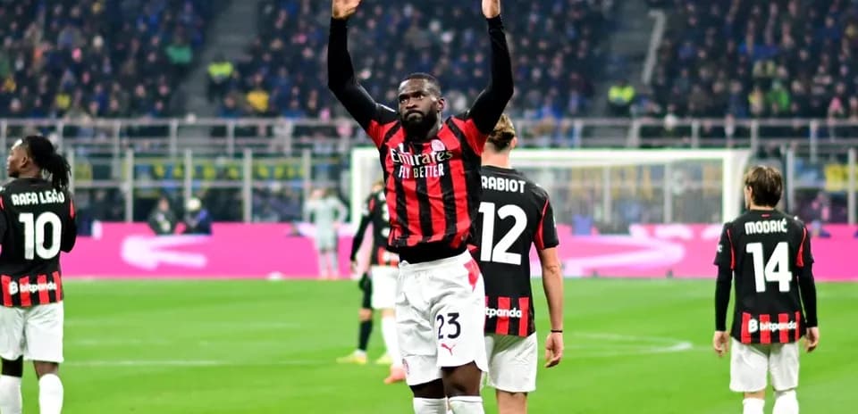 Jugador del AC Milan celebrando en el campo
