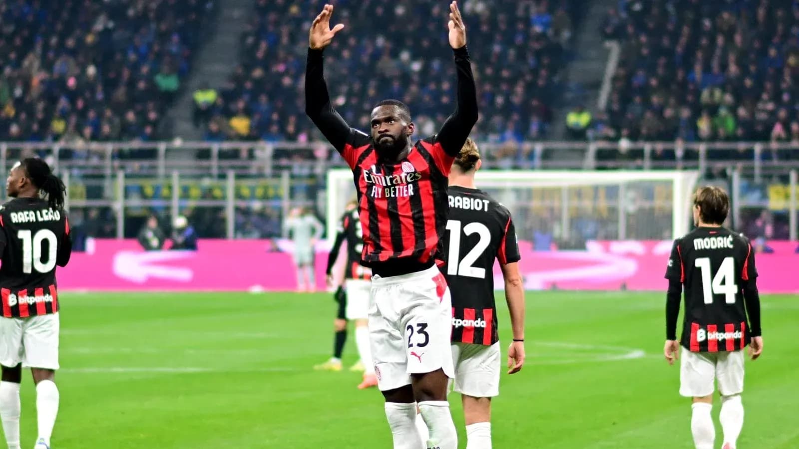 Jugador del AC Milan celebrando en el campo