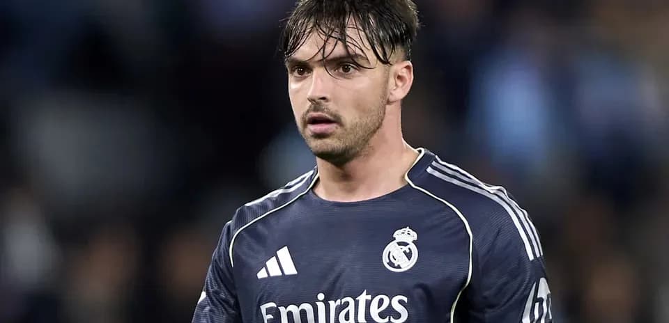 Portero de Real Madrid en el campo durante partido