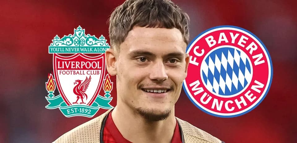 Jugador sonriendo con logos de Liverpool y Bayern