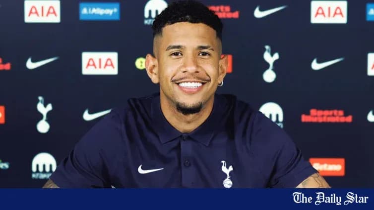 Jugador sonriendo en conferencia de prensa de Tottenham