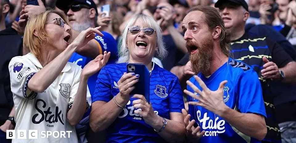 Aficionados de Everton celebrando en las gradas