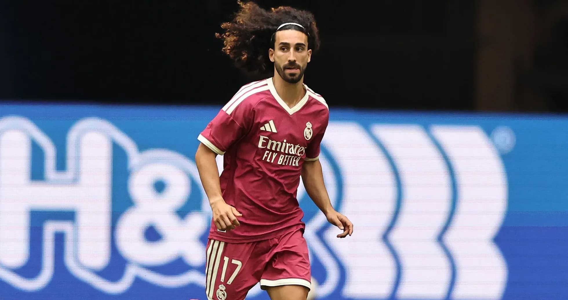 Jugador de Real Madrid corriendo en uniforme rosa