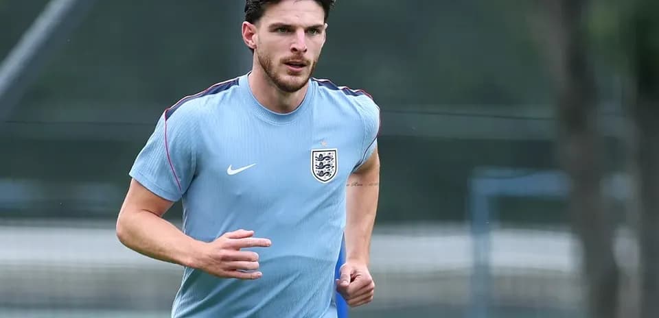 Jugador de Inglaterra corriendo durante sesión de entrenamiento