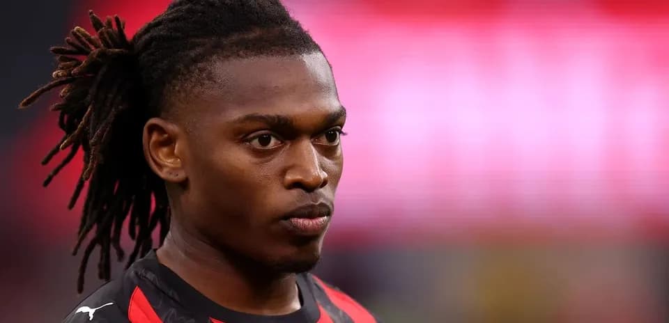 Jugador con trenzas en el campo de fútbol