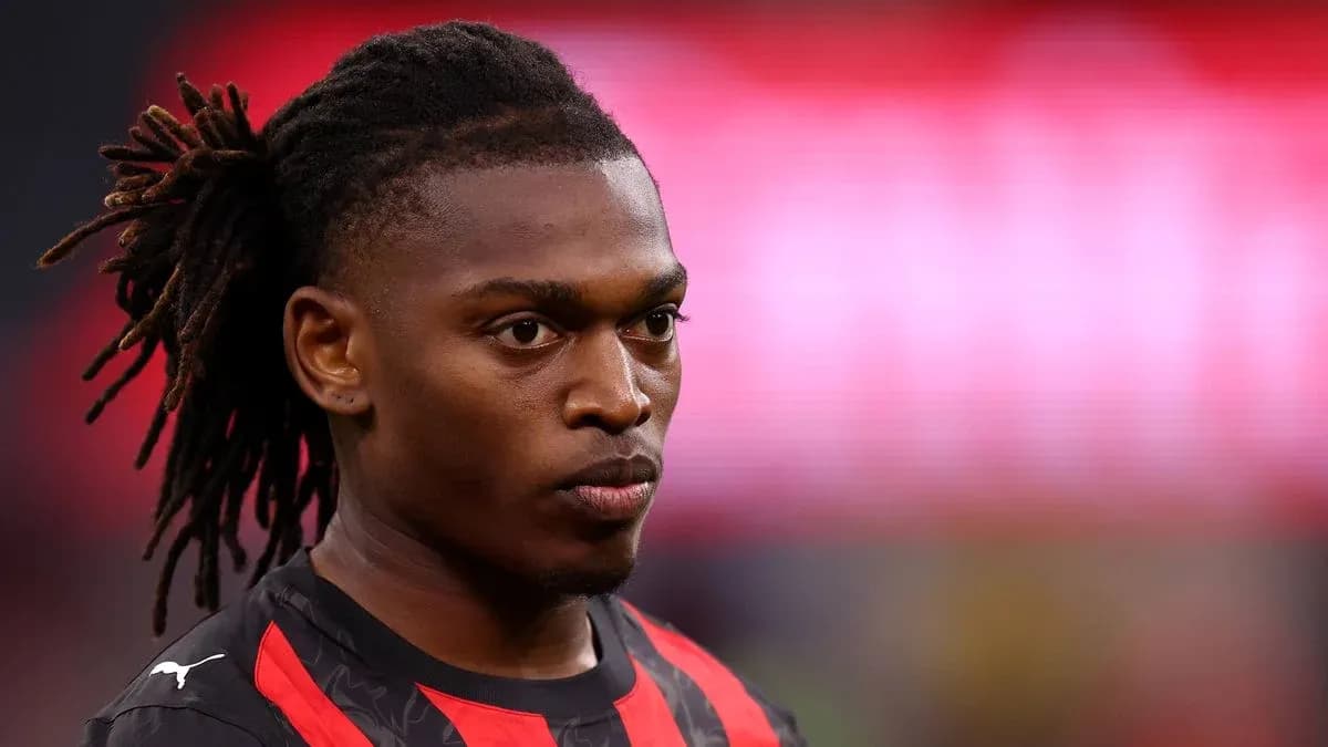 Jugador con trenzas en el campo de fútbol