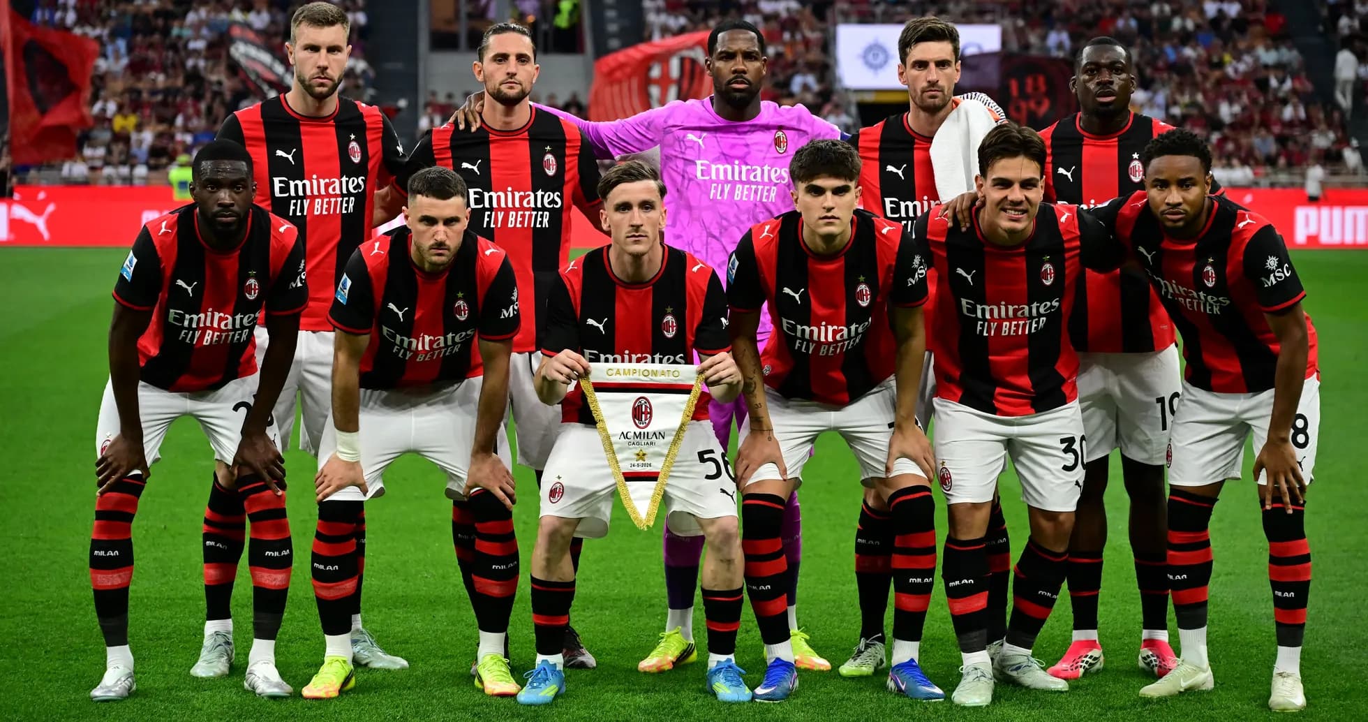Equipo de AC Milan posando con trofeo en campo