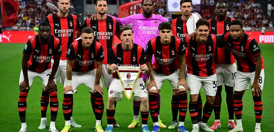 Equipo de AC Milan posando con trofeo en campo