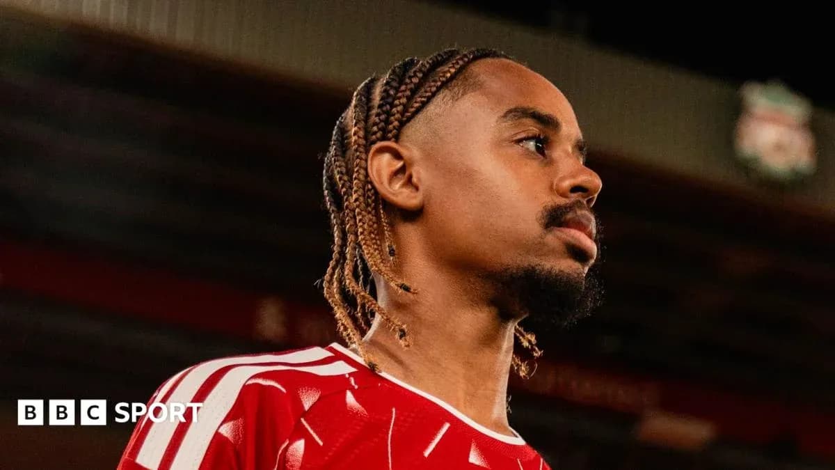 Jugador con trenzas en camiseta roja de equipo