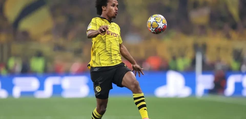 Jugador de Borussia Dortmund controla el balón en el partido