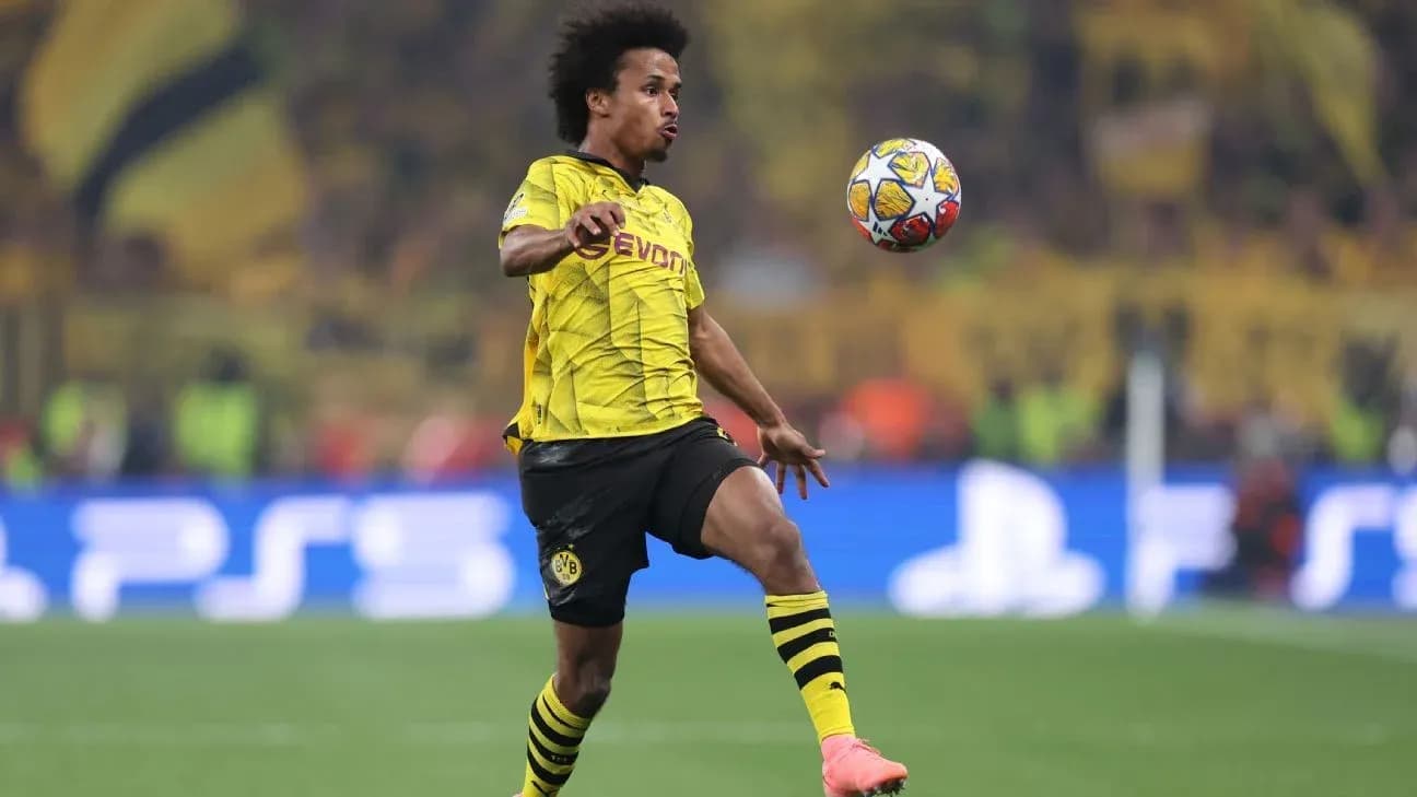 Jugador de Borussia Dortmund controla el balón en el partido
