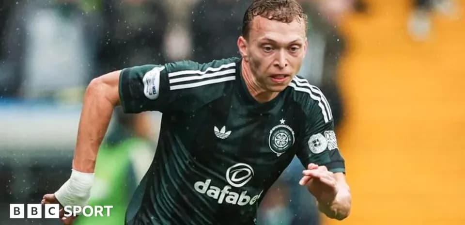 Jugador corriendo en partido bajo la lluvia