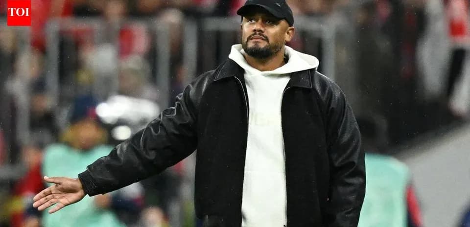 Entrenador gesticulando en el campo durante el partido