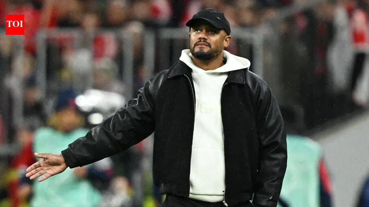 Entrenador gesticulando en el campo durante el partido