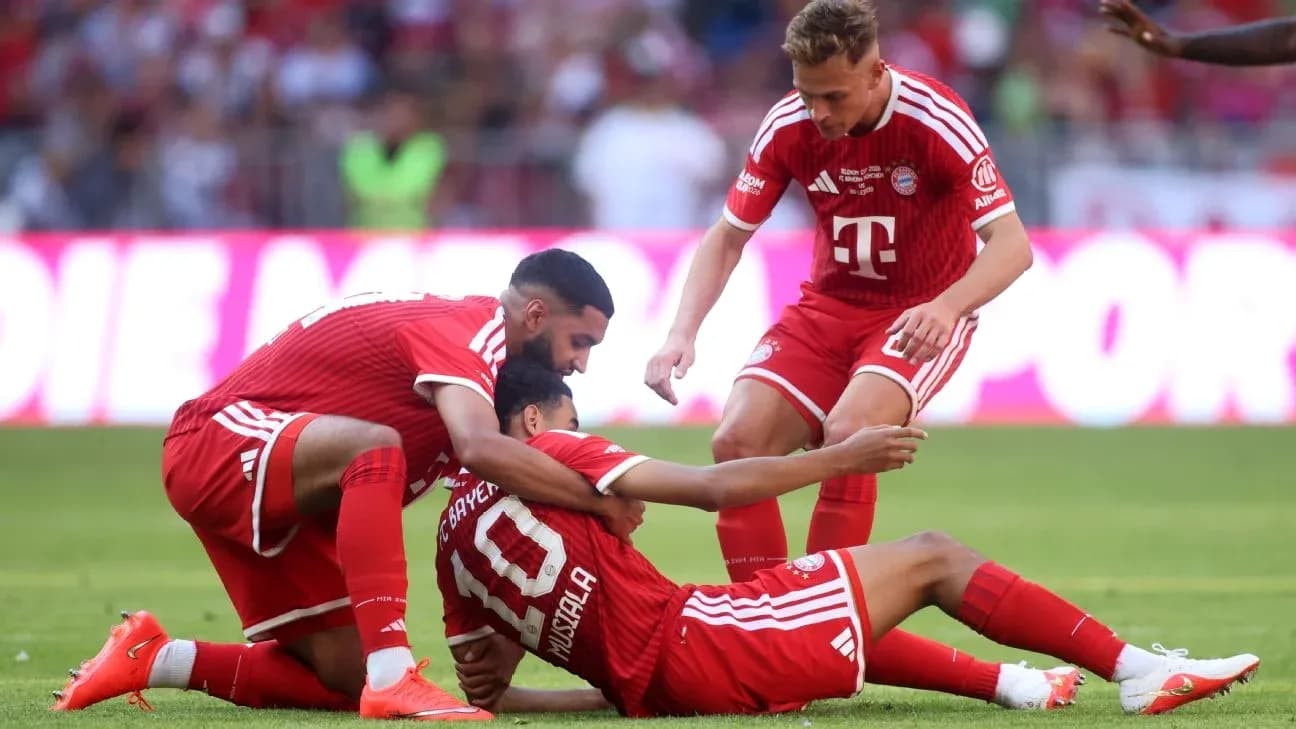 Jugadores de Bayern Múnich ayudando a un compañero caído