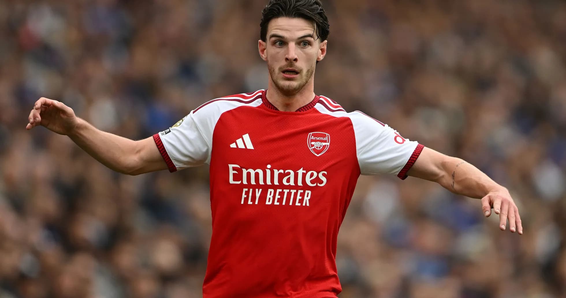Jugador de Arsenal señalando durante un partido