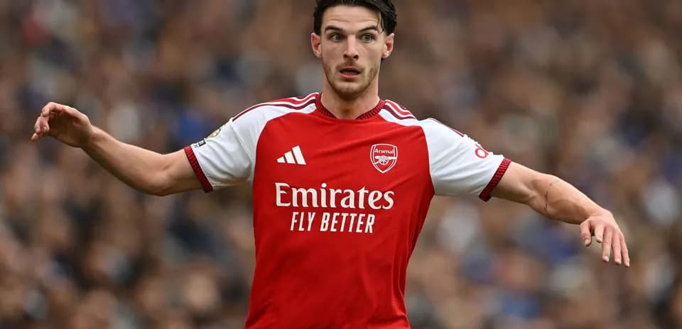Jugador de Arsenal señalando durante un partido