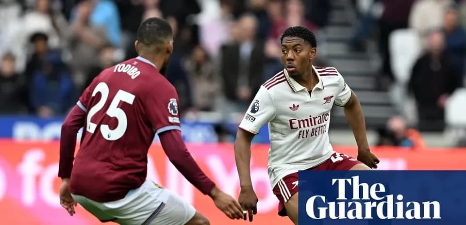 Jugador de Arsenal driblando a oponente de Aston Villa