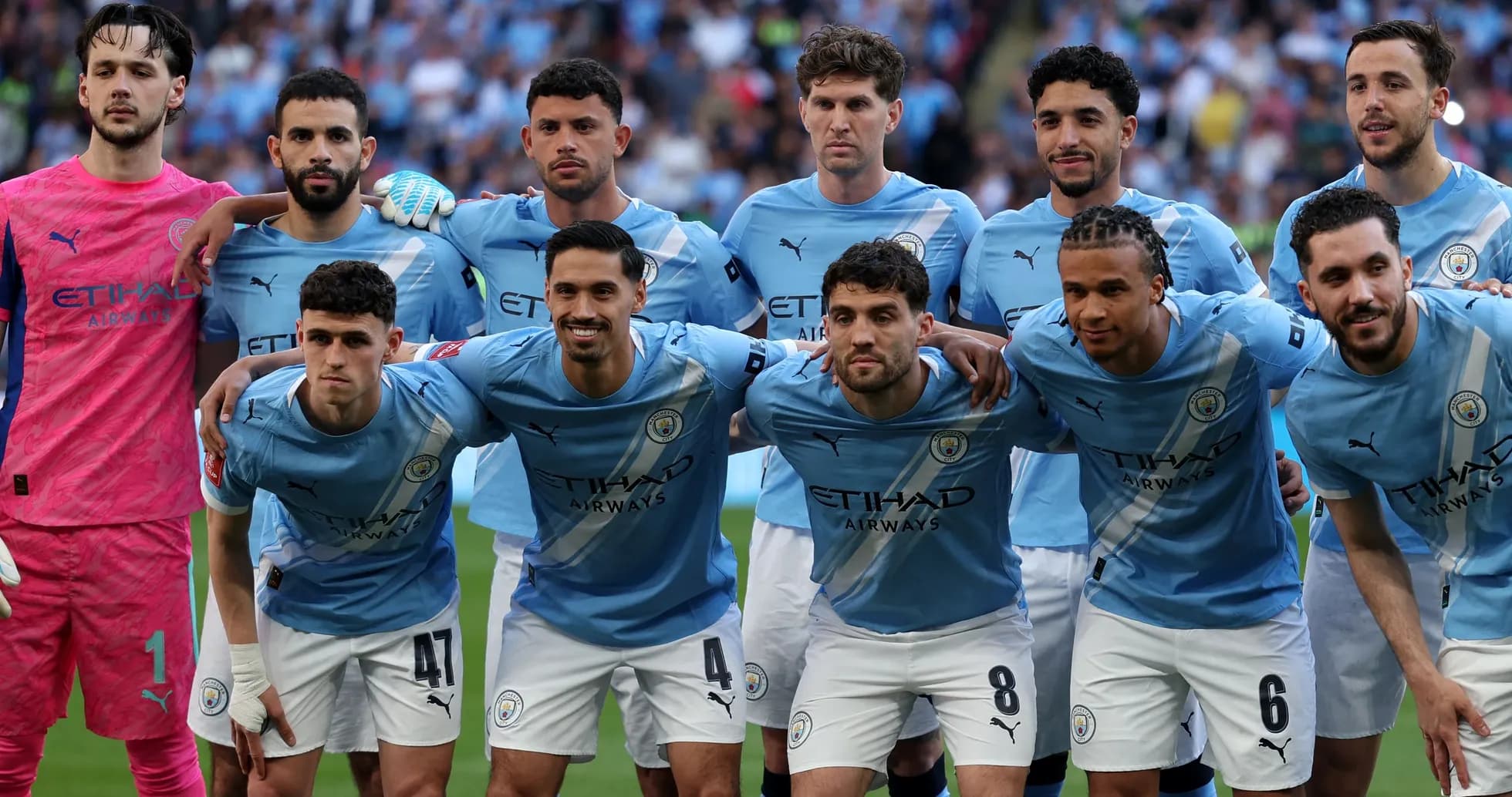 Jugadores de Manchester City posando para foto de equipo