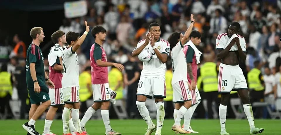 Jugadores del Real Madrid saludando al público tras el partido
