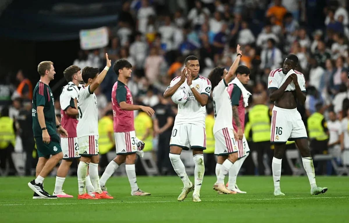 Jugadores del Real Madrid saludando al público tras el partido