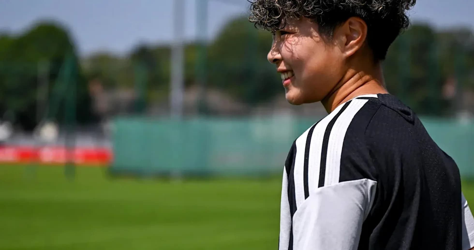 Jugador sonriendo en el campo de entrenamiento