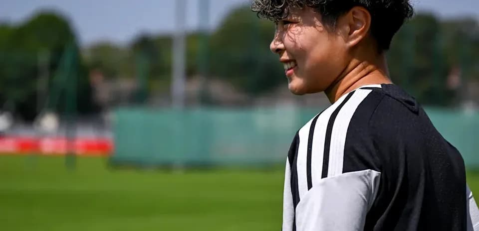 Jugador sonriendo en el campo de entrenamiento