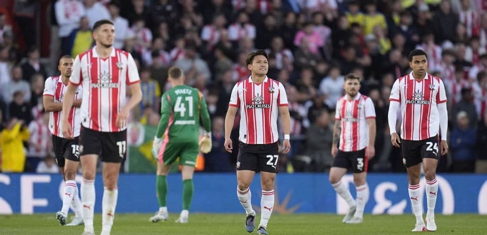 Jugadores de Southampton caminando en el campo tras fallo
