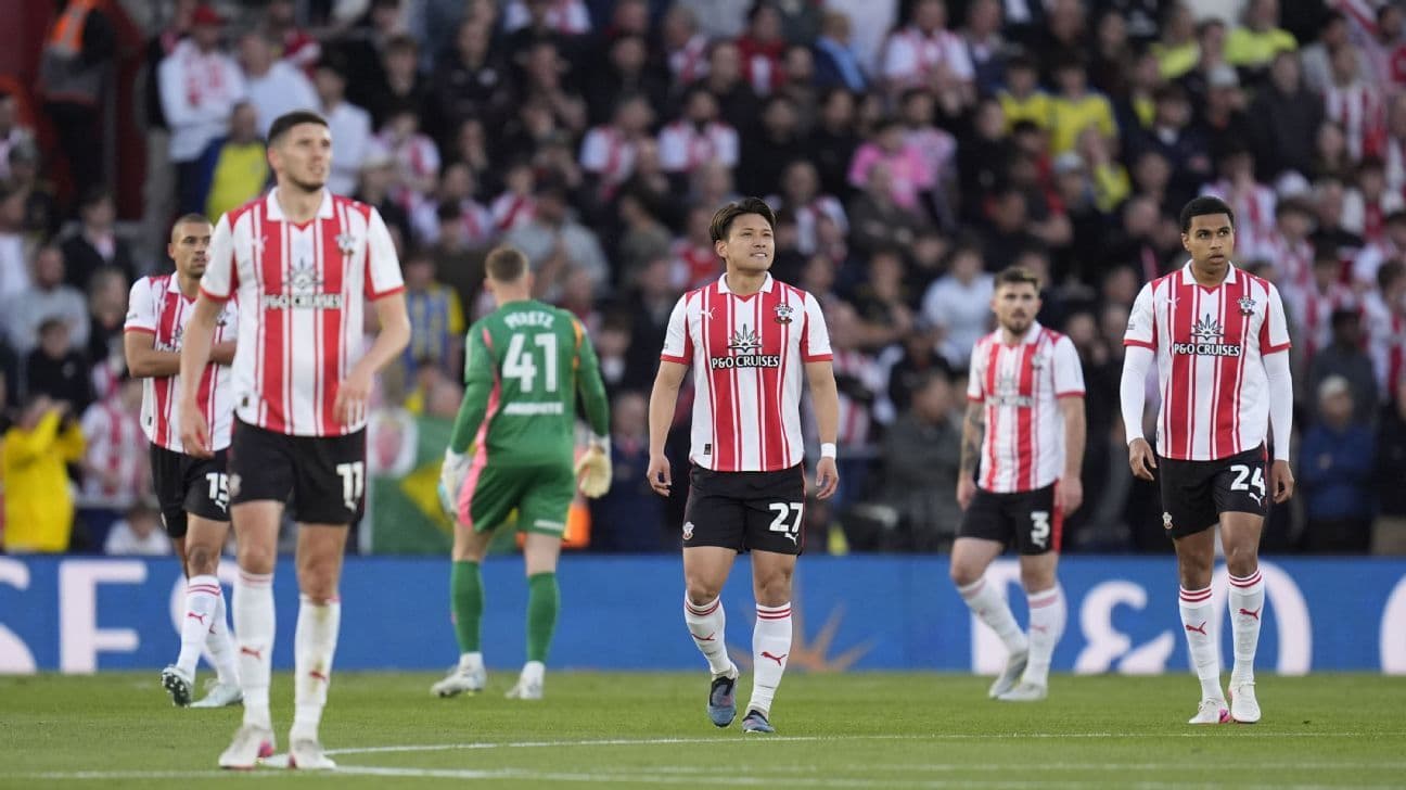 Jugadores de Southampton caminando en el campo tras fallo