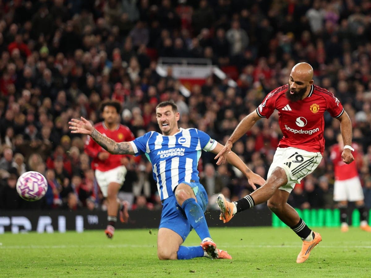 Jugador de Brighton derrapando en el partido