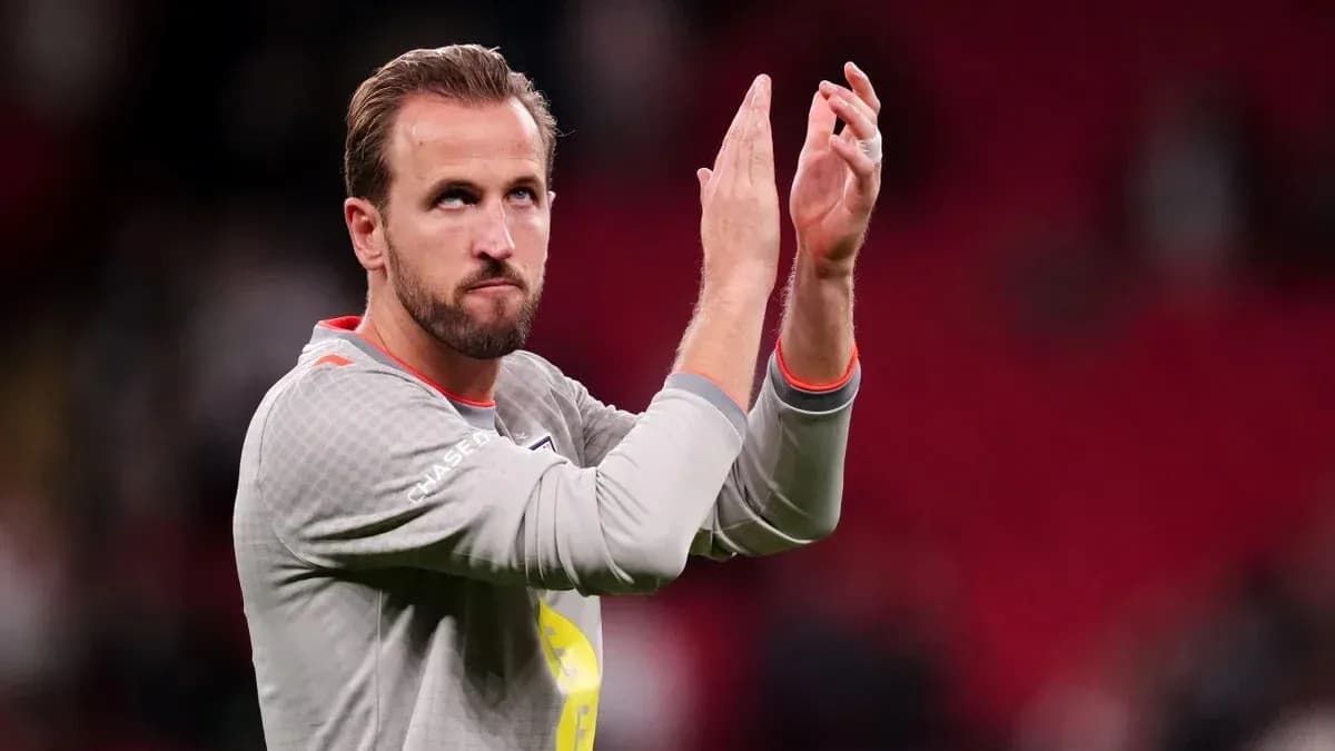 Jugador aplaudiendo tras el partido en el estadio
