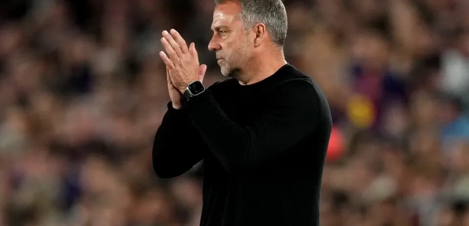 Entrenador aplaudiendo durante el partido