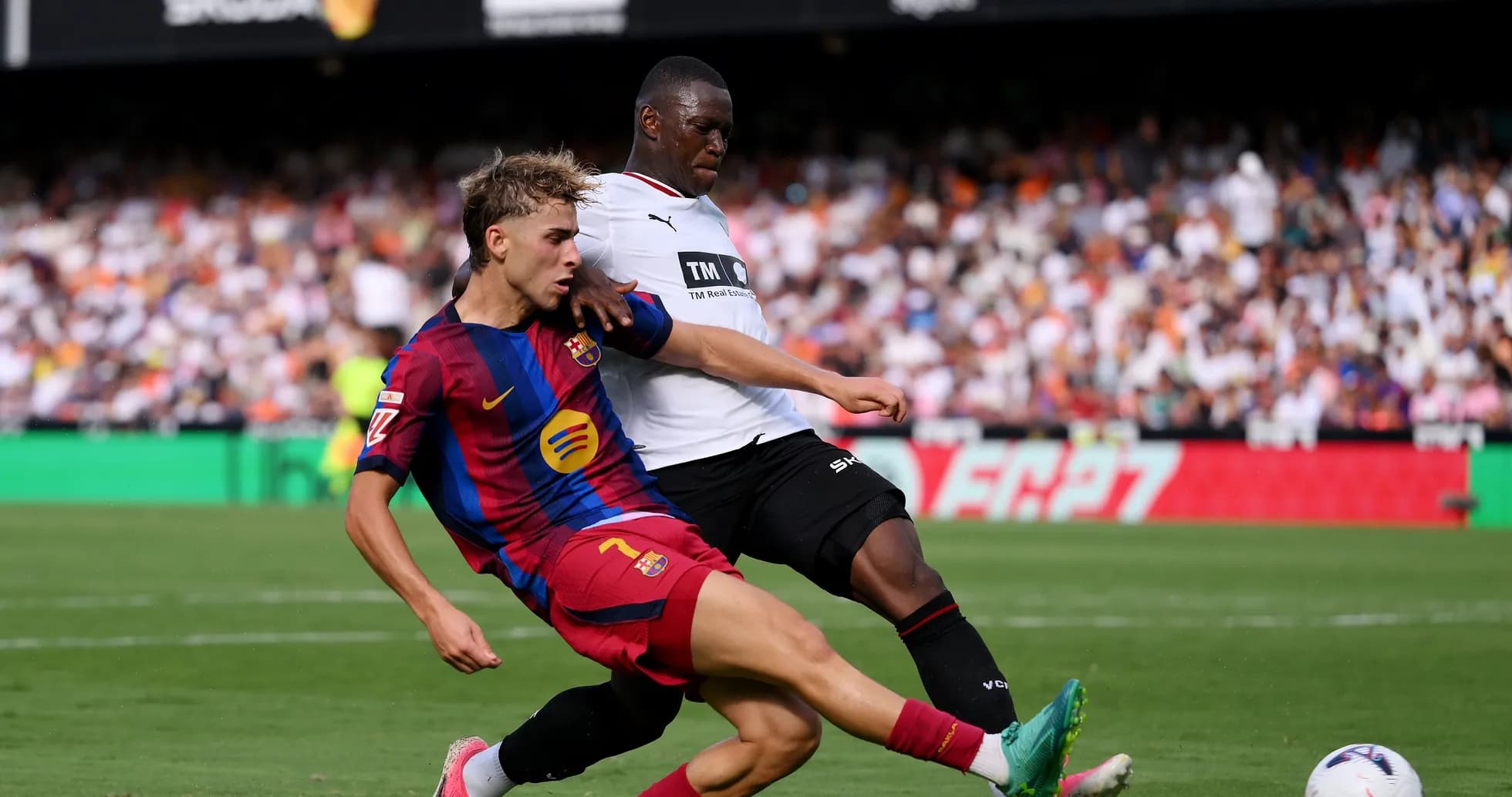 Jugador de Barcelona luchando por el balón