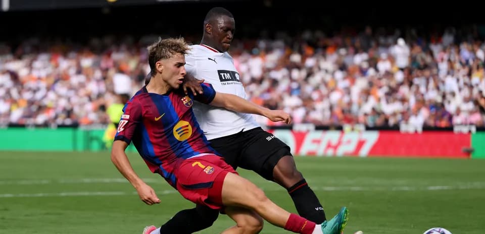 Jugador de Barcelona luchando por el balón