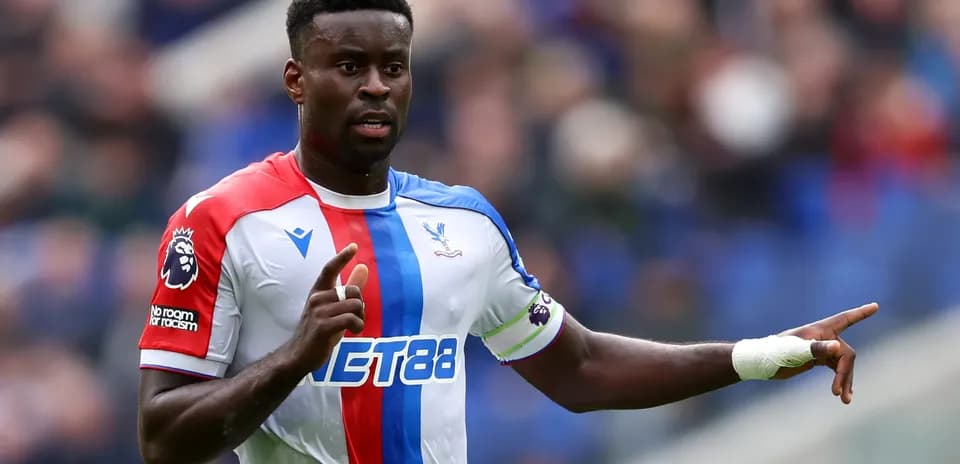 Jugador de Crystal Palace señalando durante el partido