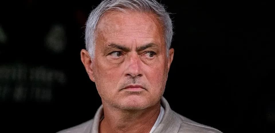 Entrenador mirando hacia el frente en el banquillo