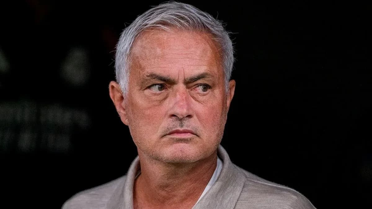 Entrenador mirando hacia el frente en el banquillo