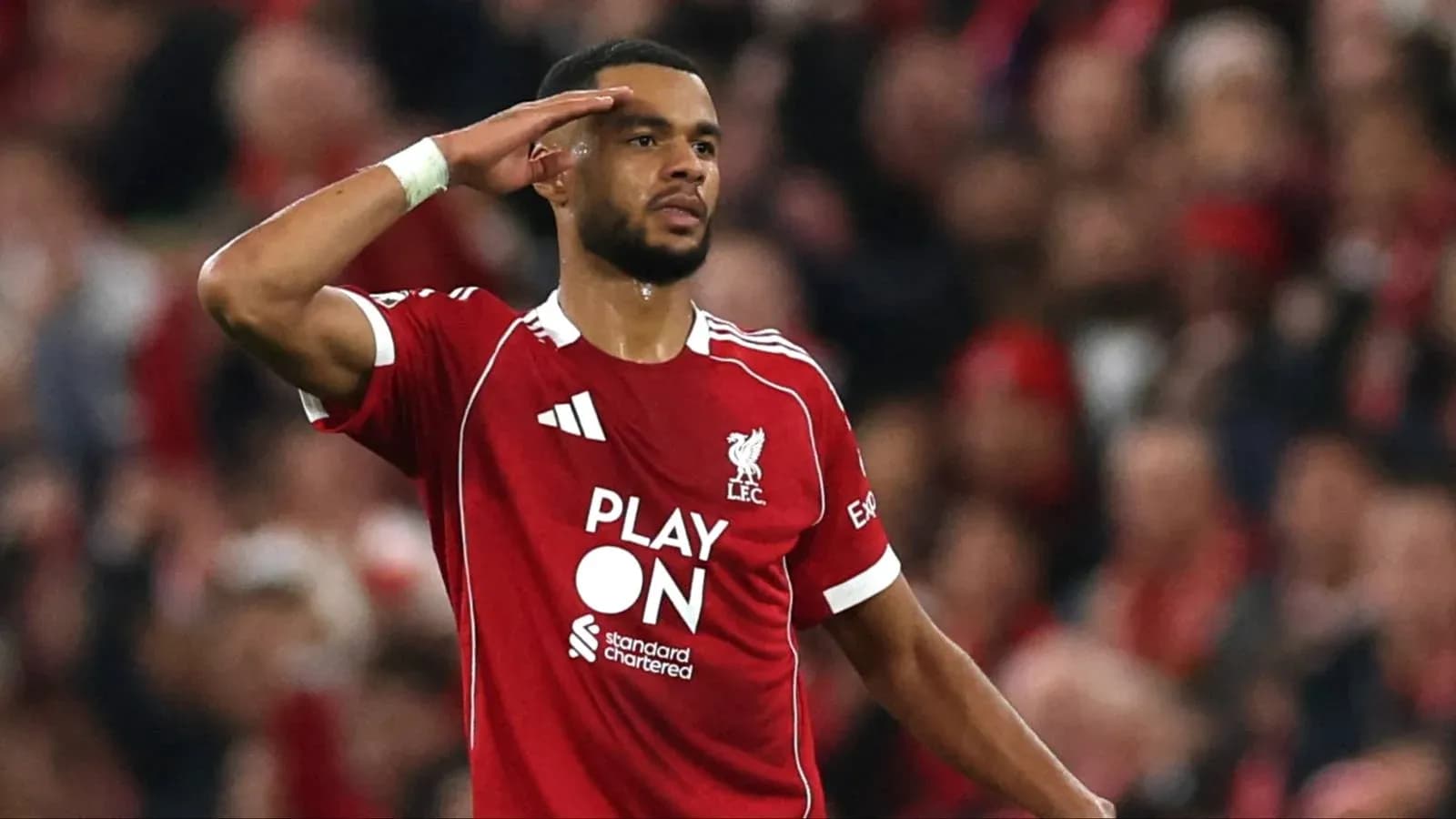 Jugador de Liverpool saludando a la afición