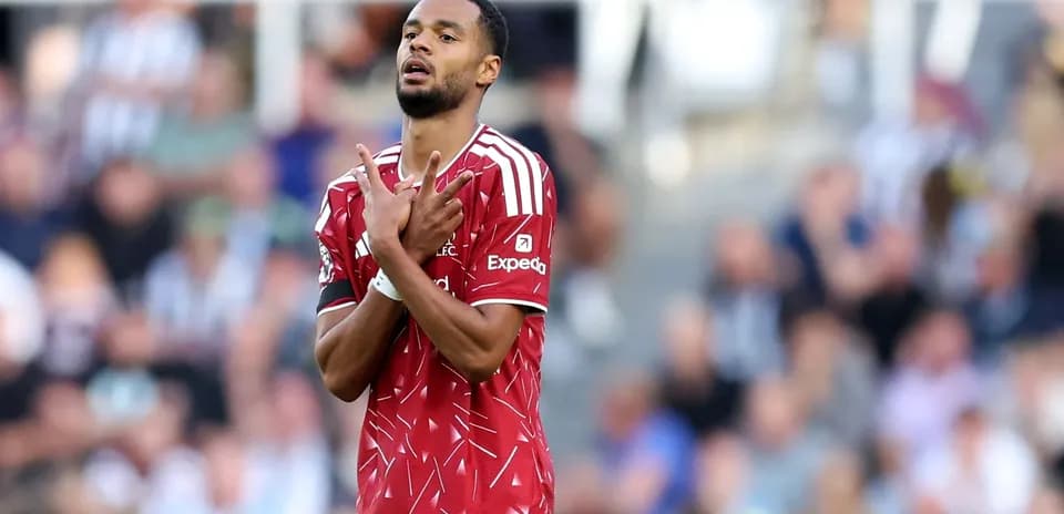 Jugador con camiseta roja mostrando gestos en el campo