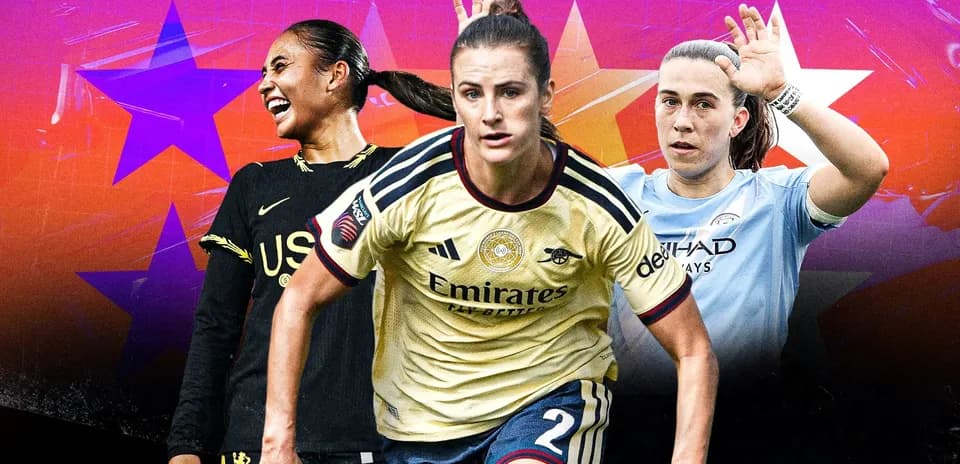 Tres jugadoras de fútbol en acción con uniformes de clubes