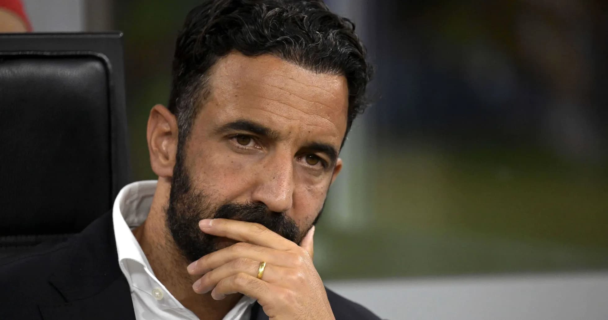 Entrenador pensativo en el banquillo durante partido