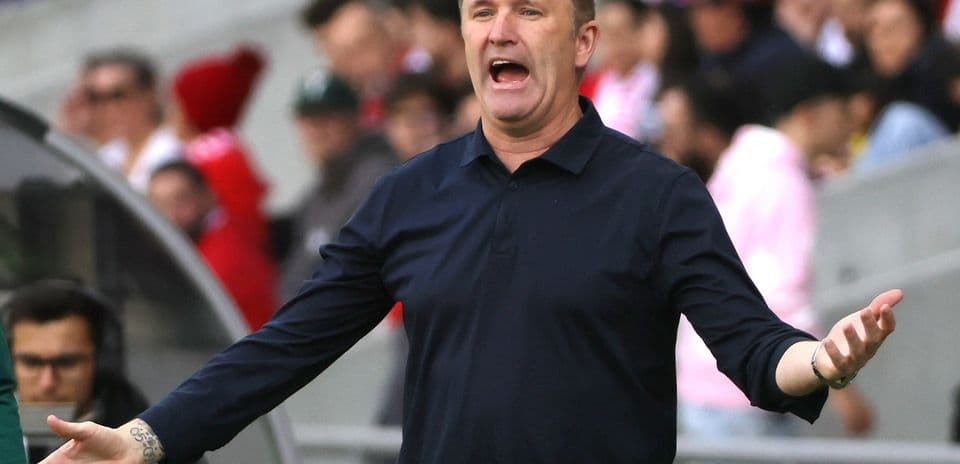 Entrenador gesticulando durante el partido en el banquillo