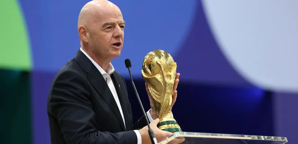 Presentador sosteniendo el trofeo de la Copa Mundial