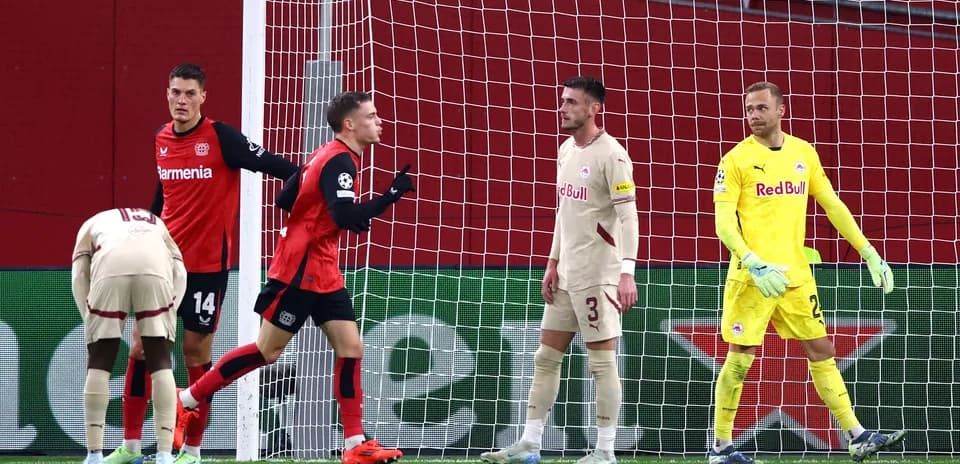 Jugadores celebrando un gol en el partido